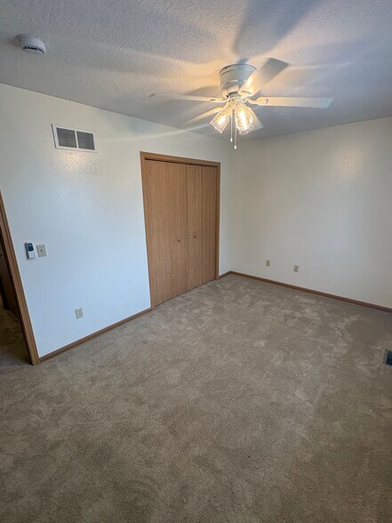 Building Photo - 872 Edgewater Dr