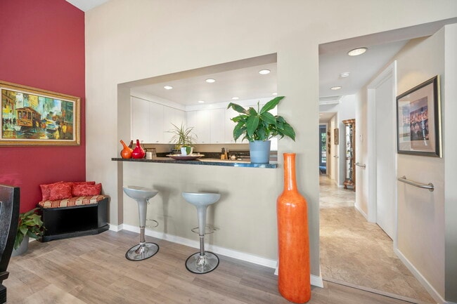 Building Photo - 2552 Hyde St