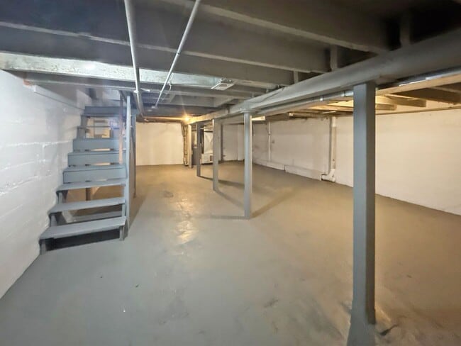 Building Photo - Modern Finishes, In-Unit Laundry & Bright Living Spaces