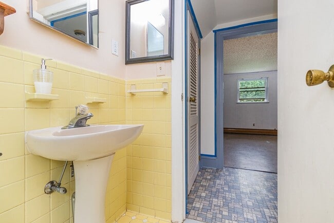 Building Photo - Coming Soon | $2,000/mo | Spacious Split-L...