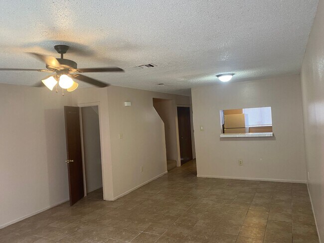 Building Photo - 2 bedroom 2 bath town home in a gated community