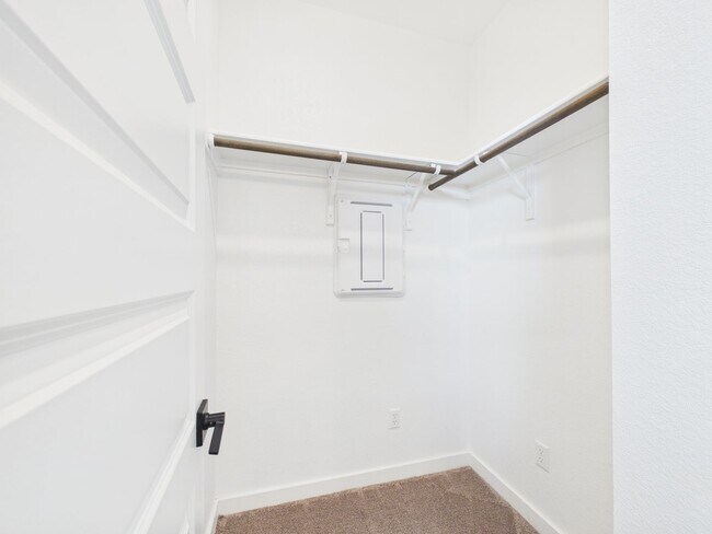 Building Photo - Great Townhouse with private yard