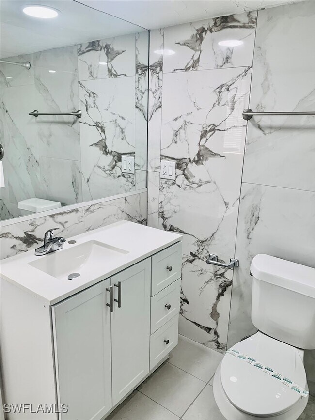 Building Photo - 826 Wiggins Pass Rd