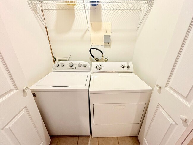 Building Photo - 413 Skyview Dr