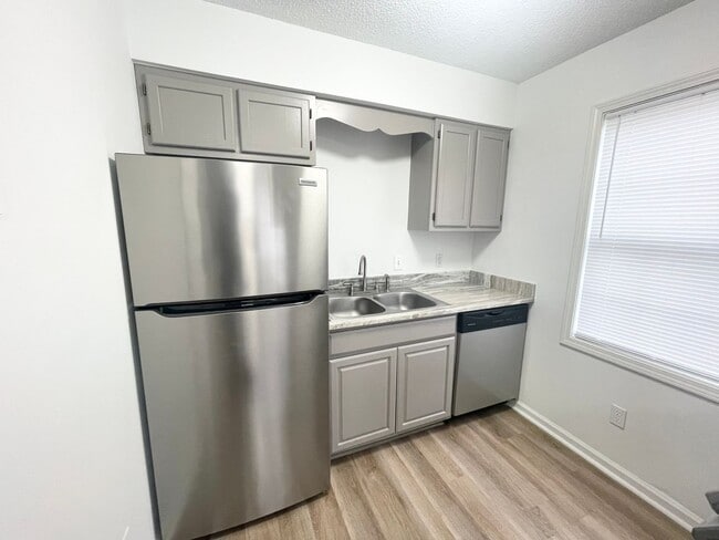 Building Photo - 209 Oakwood Ln