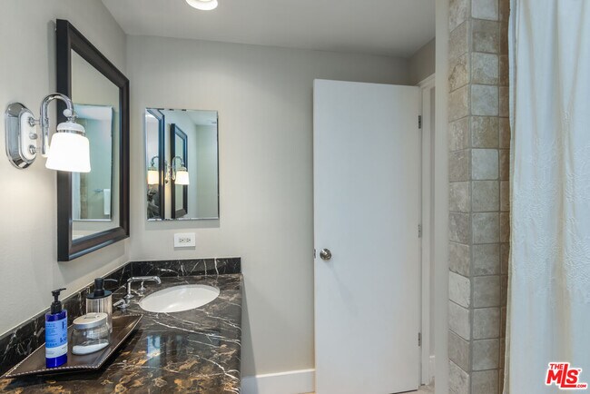 Building Photo - 8787 Shoreham Dr