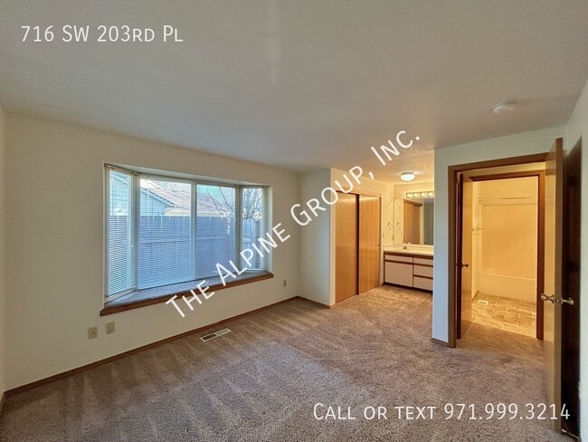 Building Photo - End-Unit Townhome in Quiet Location!