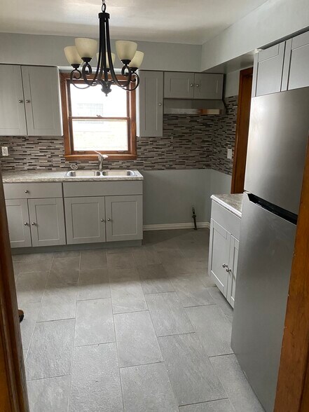 Building Photo - 727 E 155th Ct