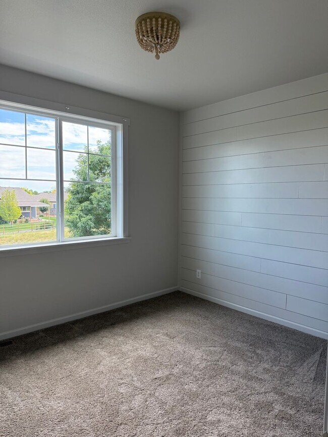 Building Photo - Spacious and Bright 4 Bedroom Home in Wind...