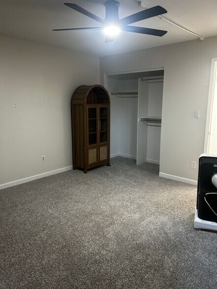 Building Photo - 1219 S Yosemite Way