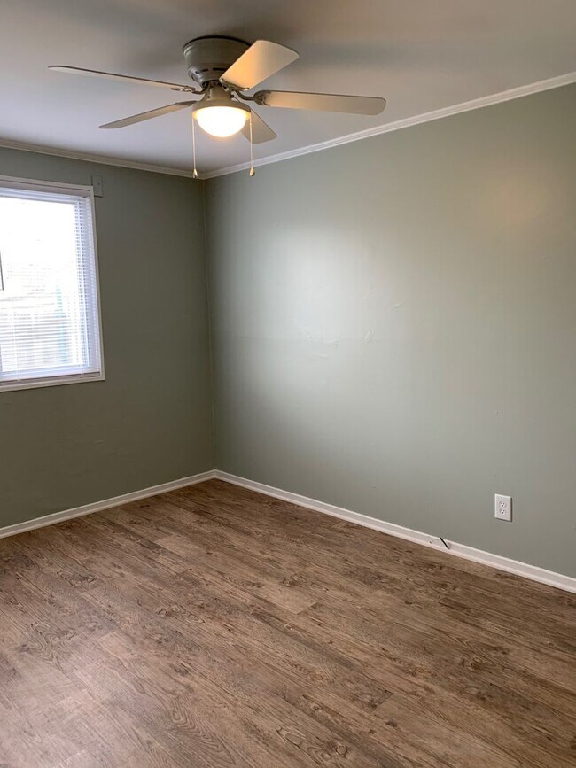 Building Photo - Adorable 2 Bedroom End Unit Convenient to W. Friendly Ave