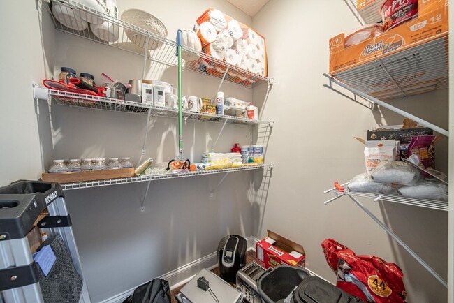 Building Photo - 4 bedroom/3 bath, 3711 sqft in Midtown!