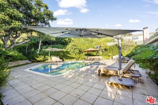 Building Photo - 375 S Surfview Dr