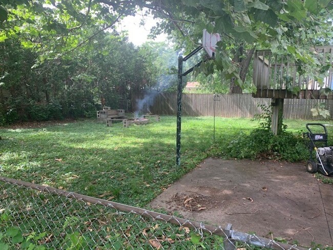 Building Photo - 4 Bedroom 2 Bath Home Available for Rent i...