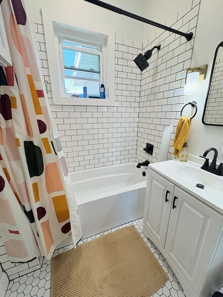Bathroom - 2900 NE Tyler St