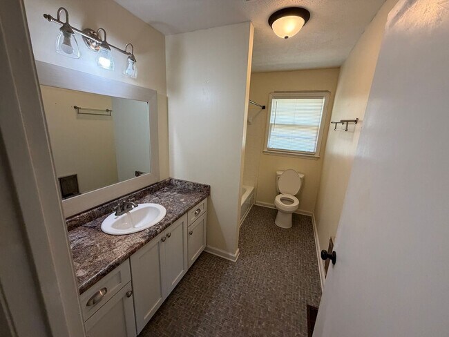 Building Photo - 3 Bed, 1.5 Bath Home Available in Greer