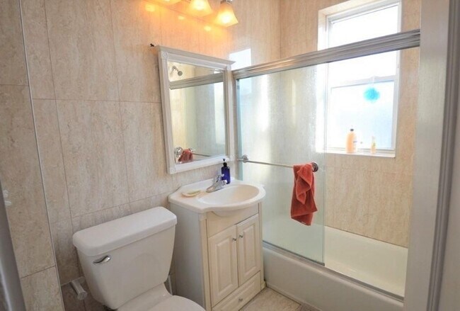 Building Photo - 69 Babcock St