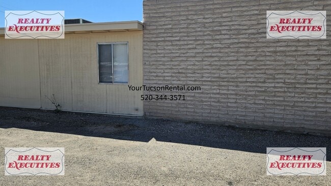 Building Photo - Fort Lowell & Campbell 2/1 - A/C and all a...