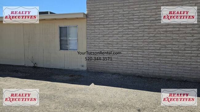 Building Photo - Fort Lowell & Campbell 2/1 - A/C and all appliances