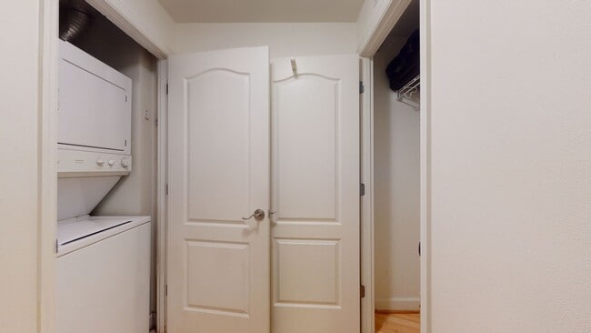Building Photo - Logan Circle One Bedroom One Bath With Lar...