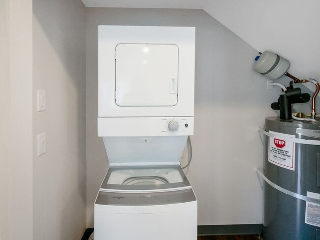 Building Photo - 2 BED & 1.5 BATH DUPLEX FOR RENT