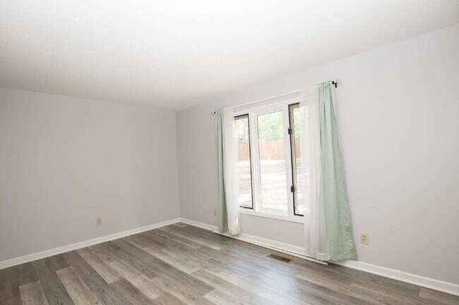 Building Photo - 50 Surry Cir N