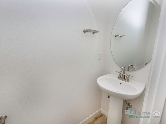 Building Photo - Bright 2-Bedroom, 2.5-Bathroom Home in Hillsboro