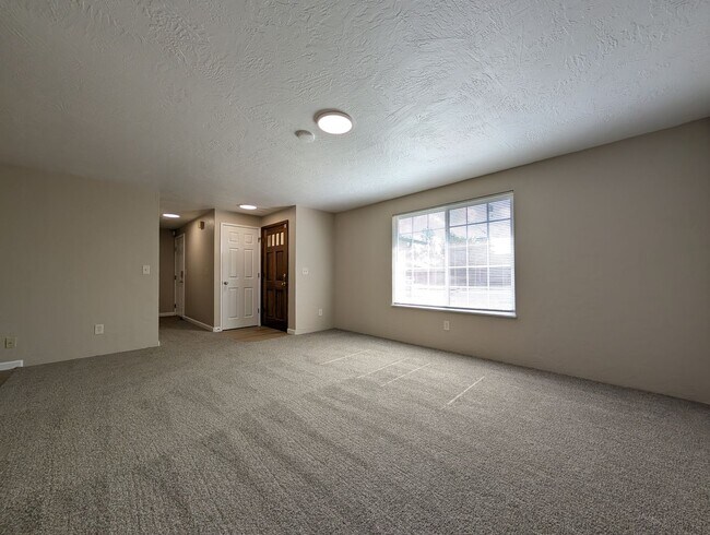 Building Photo - Great 3-Bedroom, 1-Bath Home - Centennial ...
