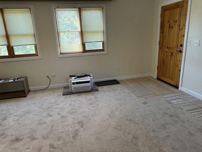 Building Photo - Carriage House