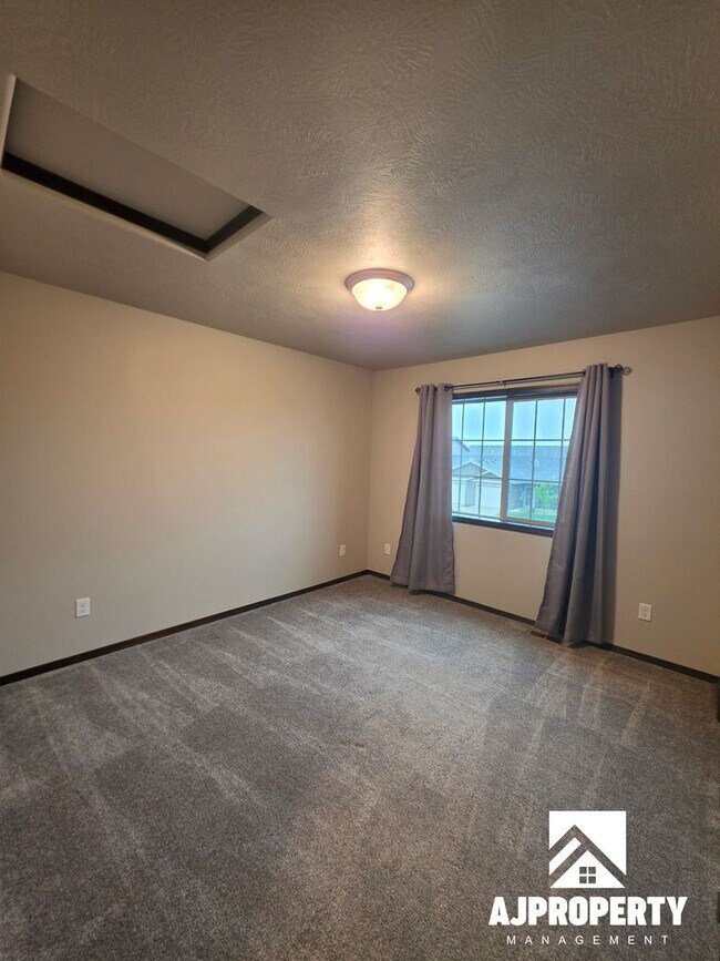Building Photo - 2542 E Meadowside Pl