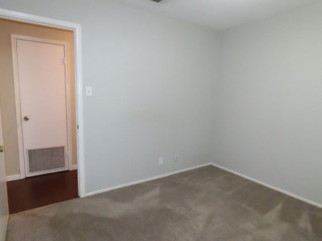 Building Photo - South Tyler! Lovely 3 Bedroom, 2 Bath Hous...