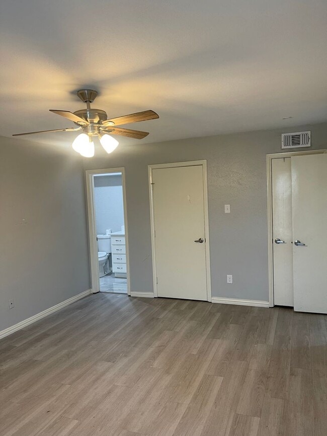 Building Photo - 5826 Sandhurst Ln