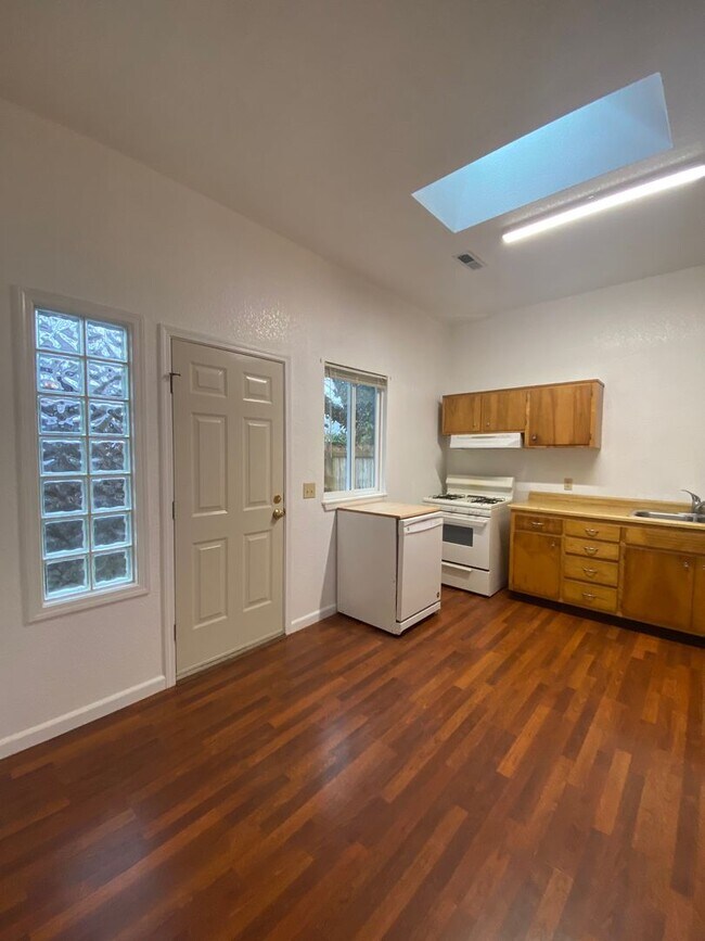 Building Photo - Sweet 2/1 McKinleyville house with garage and laundry