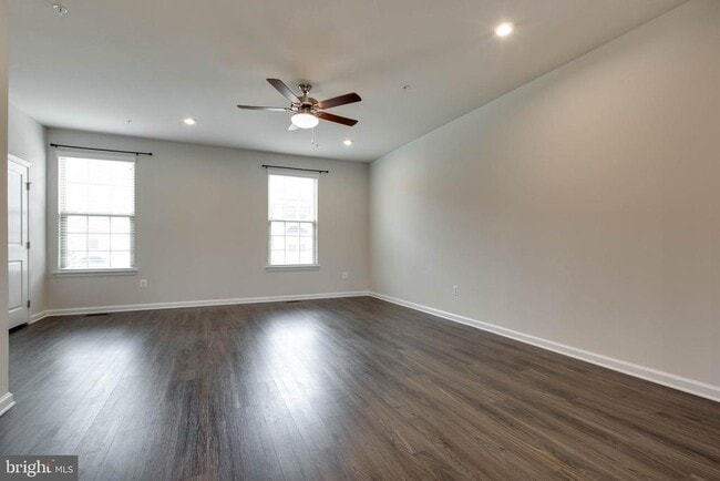 Building Photo - 7912 N Gladden Farm Way