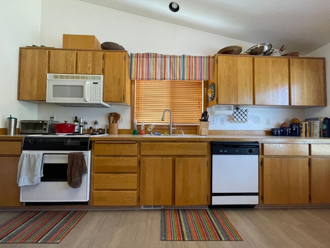 Building Photo - 3-Bedroom Home in Beaverton!