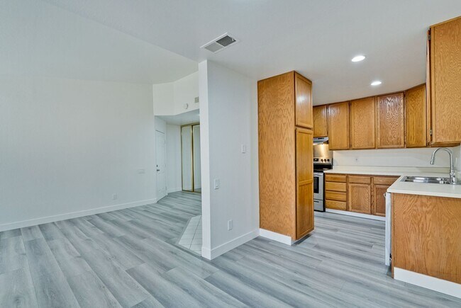 Building Photo - 2 bed 2 bath condo