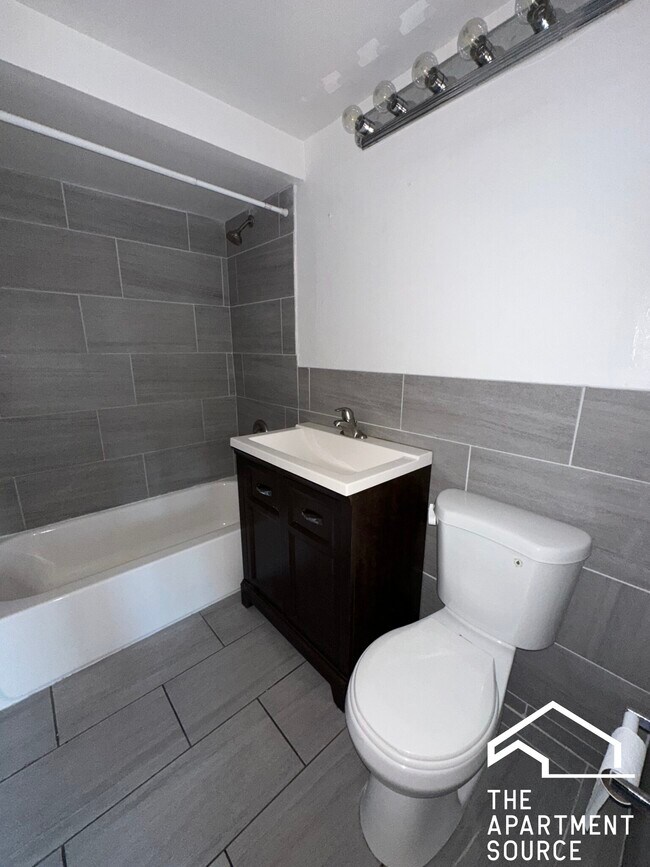 Building Photo - 1639 Oakwood Ave