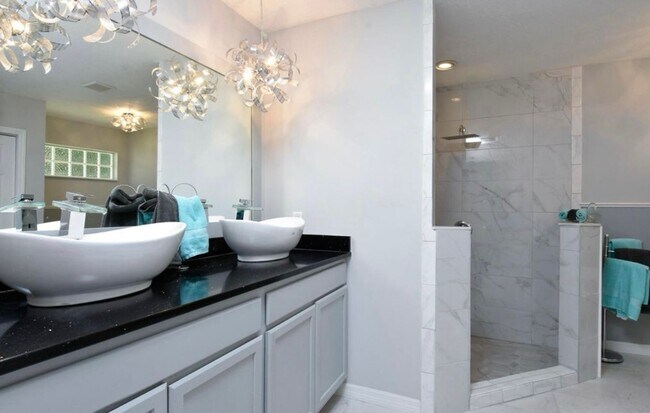 Building Photo - Stunning Home - Large Lot with 2 Car Garage!