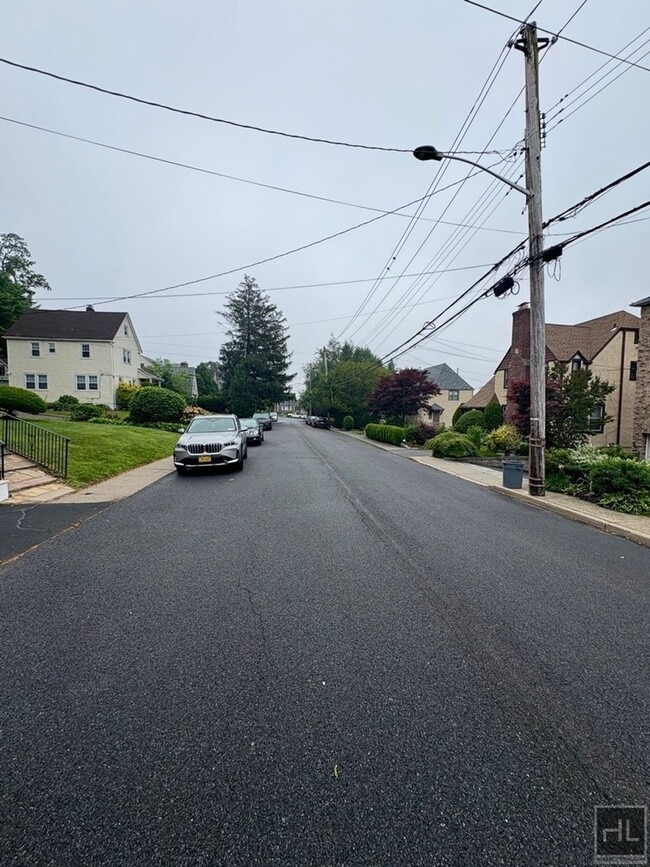 Building Photo - minerva Drive, YONKERS