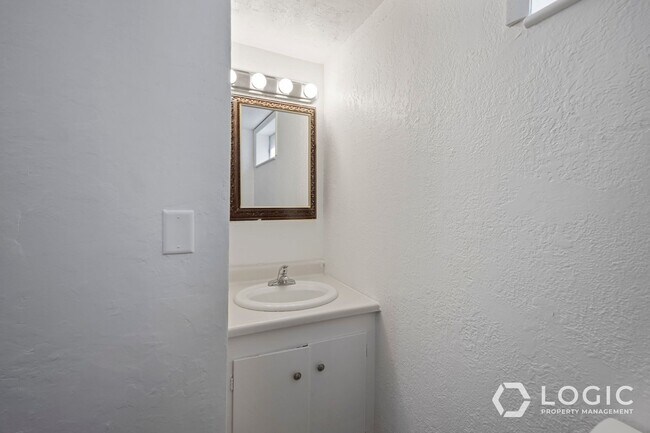 Building Photo - 615 15th St