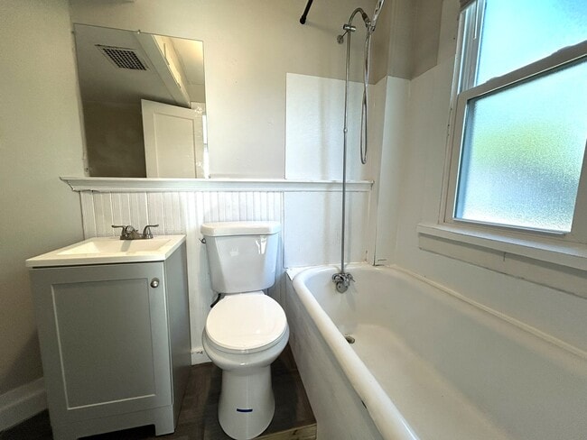 Building Photo - 117 E Glenwood Ave