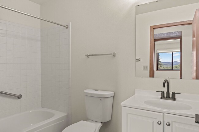 Building Photo - Discover Your New Home: 1-Bedroom, 1-Bathr...