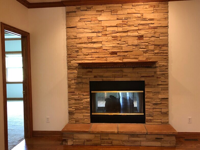 Building Photo - 859 Clearwater Cv W