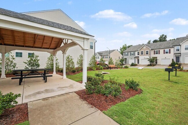 Building Photo - 909 Falls Grove Trl
