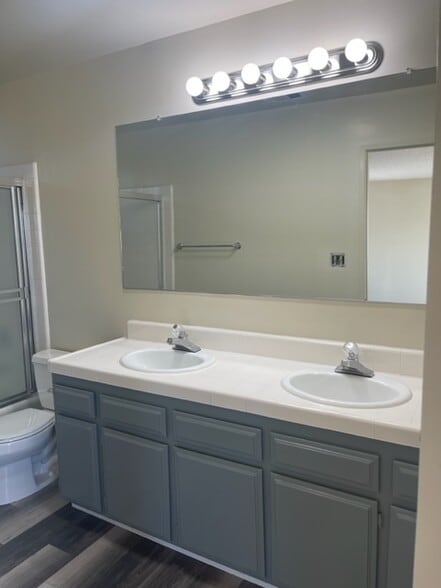 master bath double sink - 4109 Beethoven St