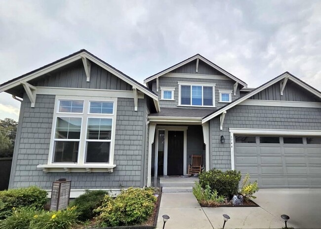 Primary Photo - Large 3 bedroom, 3 bath newer build in sought after East Wenatchee neighborhood!