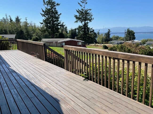 Building Photo - Lovely Mid-Island Home Available August 19th!