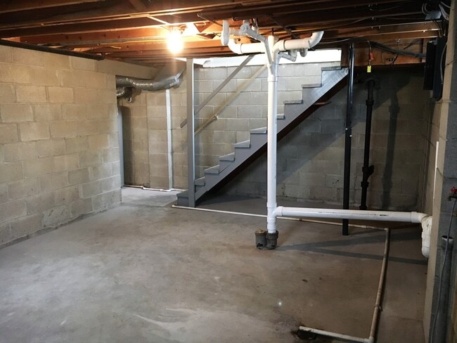 Building Photo - **3-BEDROOM/2-BATH RANCH W/ 2-CAR GARAGE!**