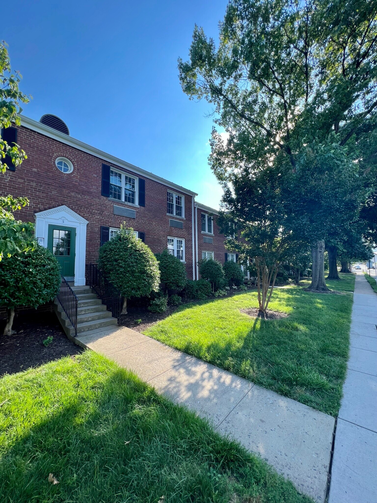 Building Photo - 5 E Glebe Rd