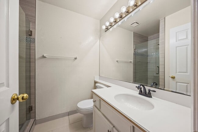 Building Photo - Beautiful Updated Corner Lot 3 Bed 3 Bath ...